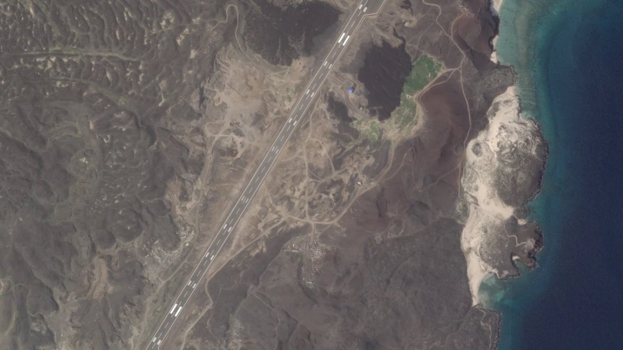 Yemen'deki stratejik adada inşa edilen hava üssünün önemi ne?