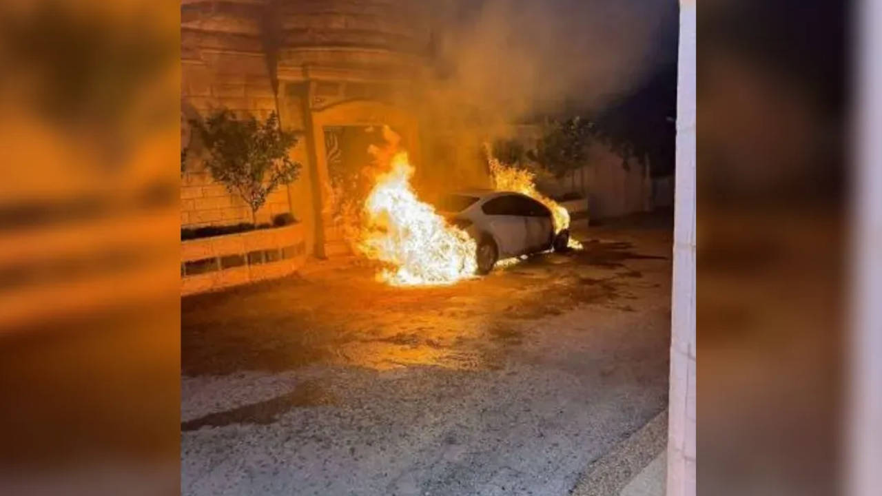 Yahudi çeteler Filistinlilere ait araçları ateşe verdi