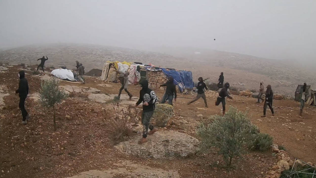 İsrail askerleri ve Yahudi çeteler zeytin toplayan Filistinlilere saldırdı