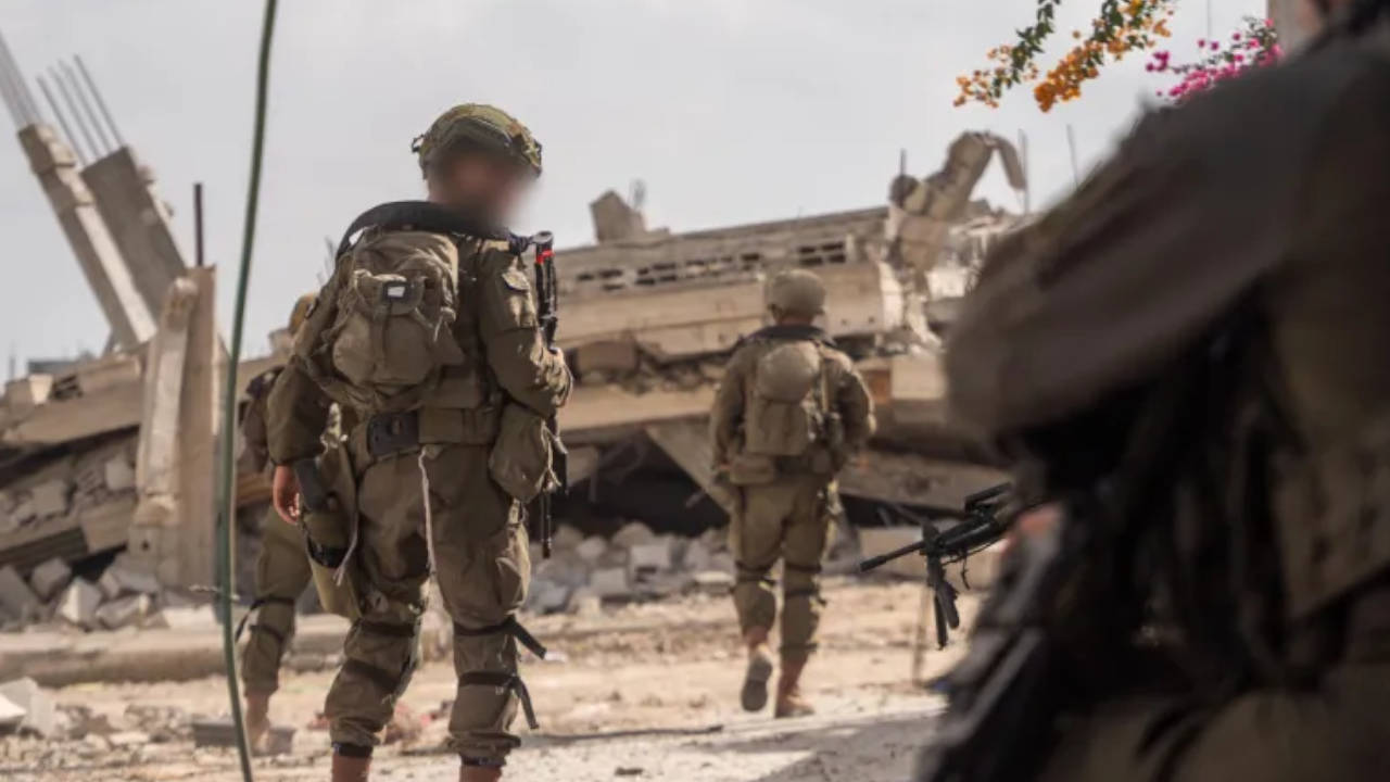 İsrail ordusu sınır hattındaki molozları Gazze Şeridi'ne döküyor