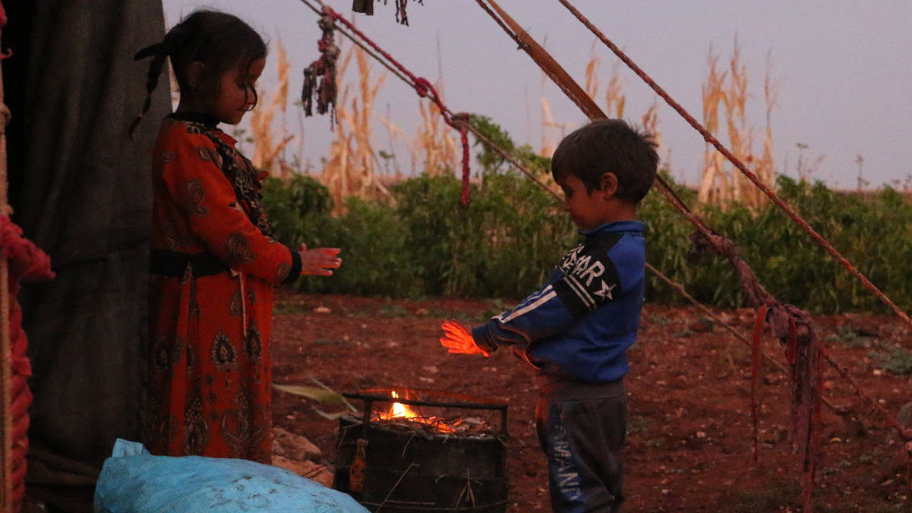 Kamplarda yaşayan Suriyelilerin soğukla mücadelesi devam ediyor
