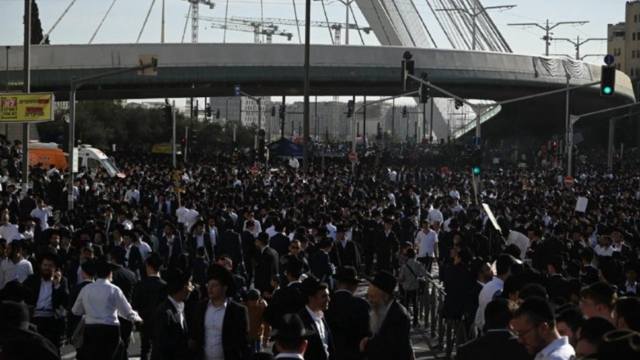 İsrail'de zorunlu askerliğe karşı çıkan Ultra Ortodoks Yahudiler sokaklara döküldü
