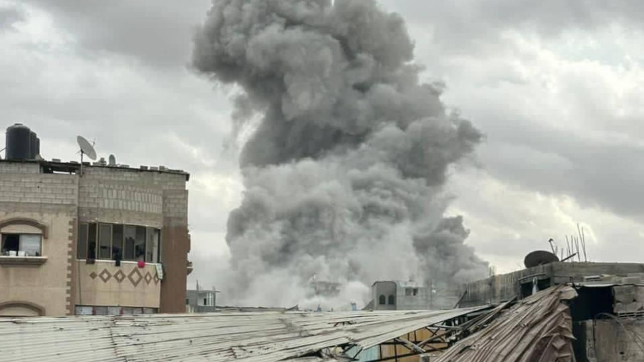 Hamas ölü rehineleri teslim ederken İsrail Gazze'yi vurmaya devam ediyor