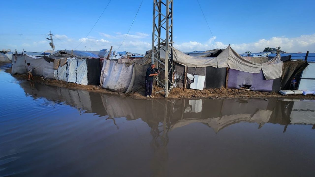 Gazze'de şiddetli yağışlar başladı, sivillerin sığındığı çadırları su bastı