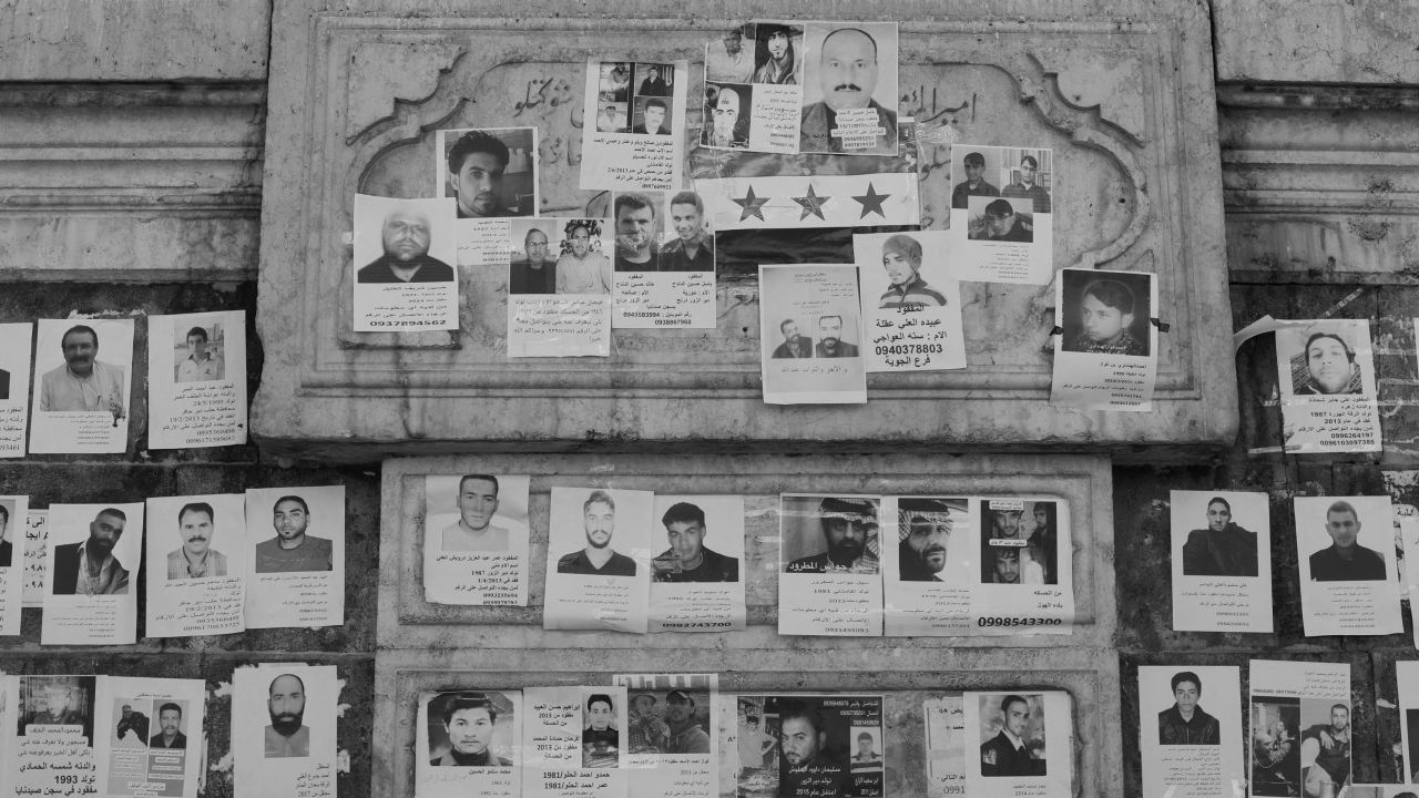 Suriye'de Esed rejimi cezaevlerinde kaybolan sivillerin aileleri adalet arıyor