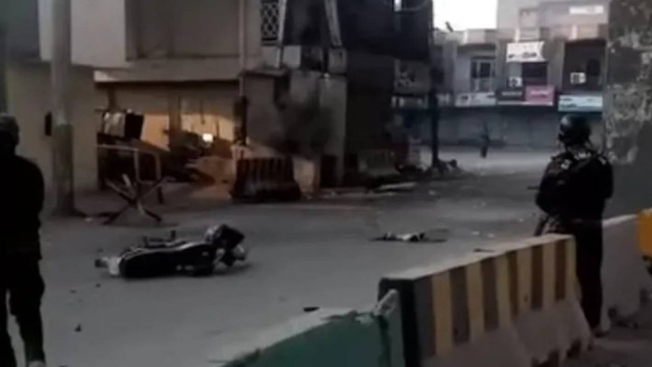 Pakistan'da güvenlik güçlerini hedef alan bombalı saldırıda çok sayıda kişi öldü