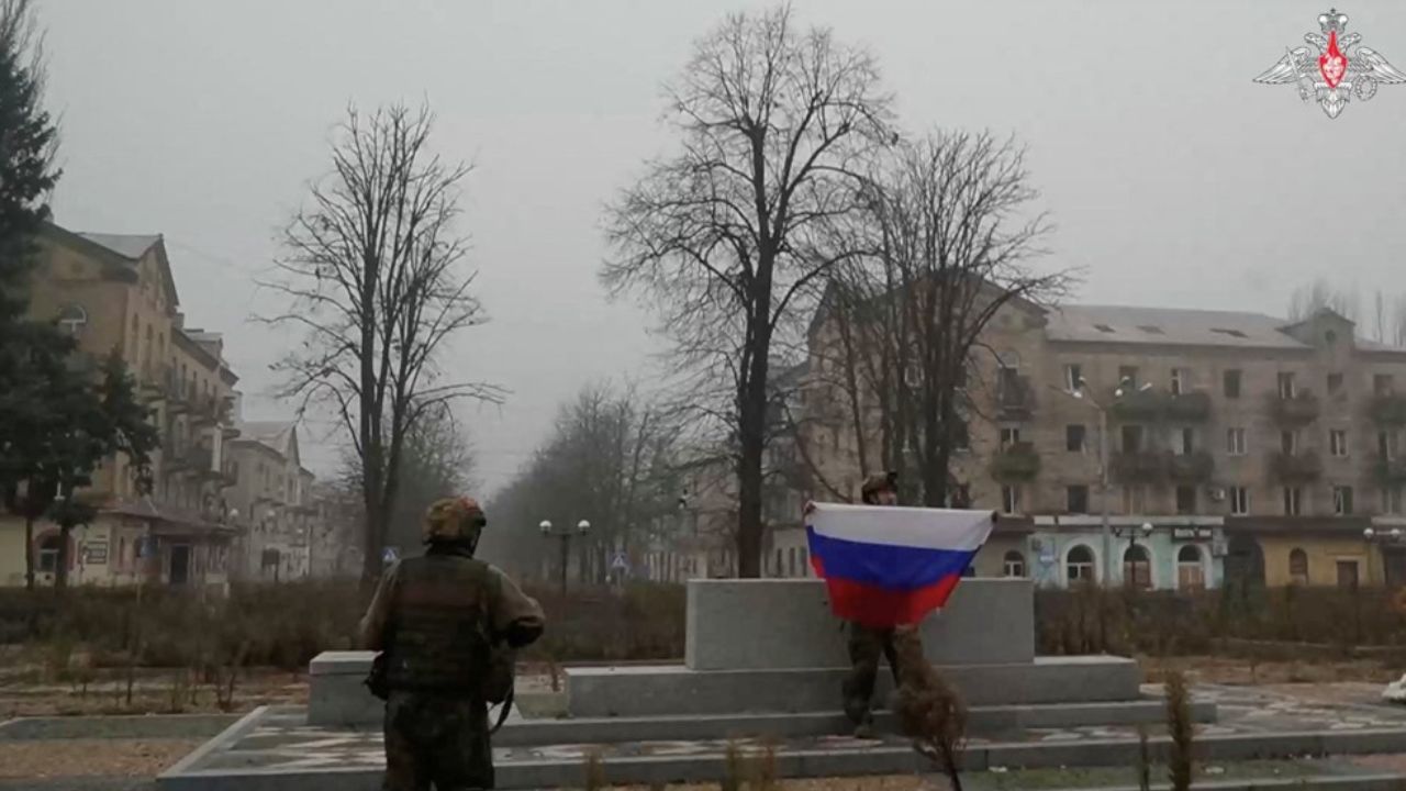 Rusya Ukrayna'nın stratejik şehrini tamamen ele geçirdiğini açıkladı