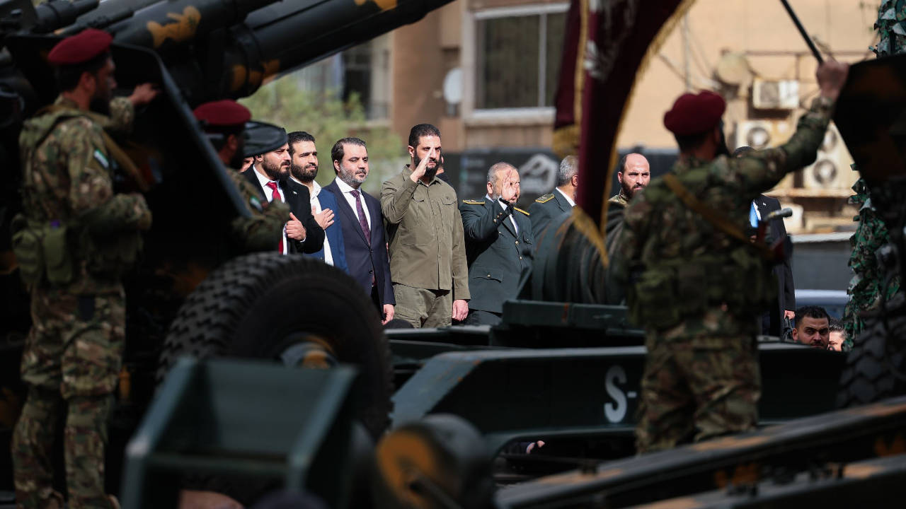 Ahmed Şara Şam'daki askeri geçit törenine katıldı