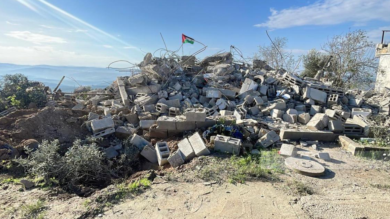 İsrail saldırı gerçekleştirmekle suçladığı Filistinlinin ailesinin evini yıktı