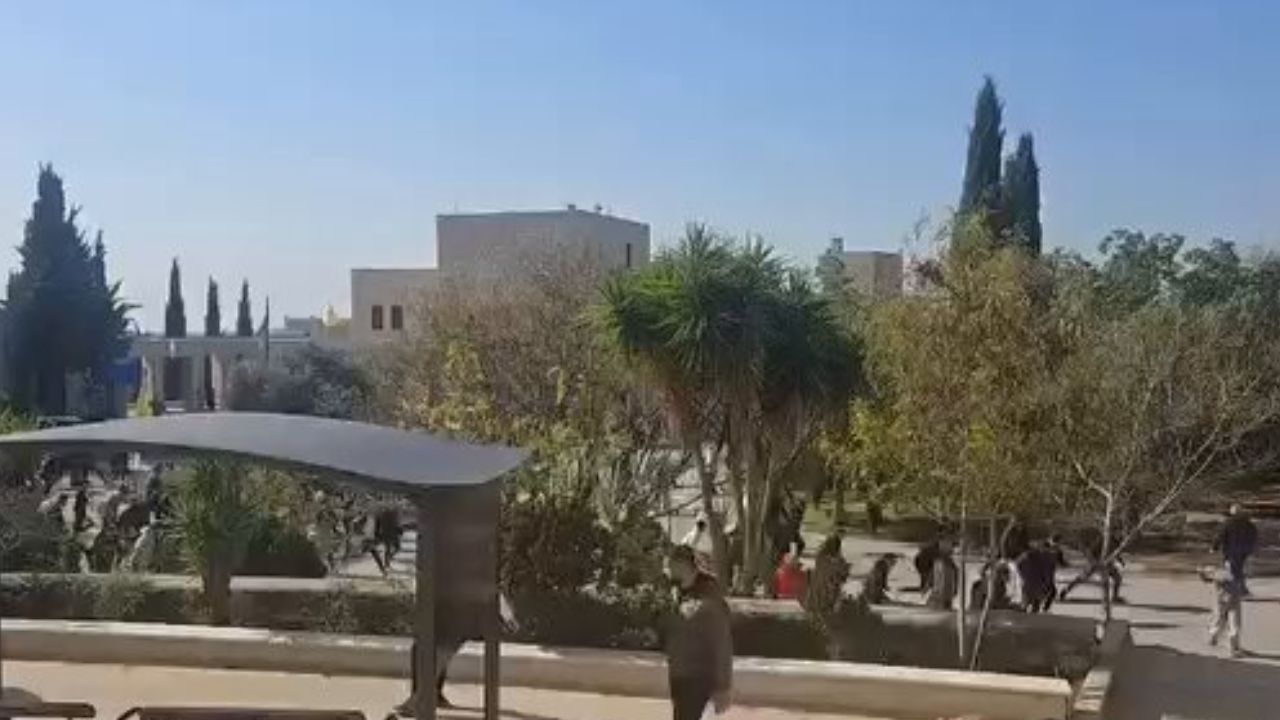 İsrail Batı Şeria'da üniversiteye baskın düzenledi, onlarca öğrenciyi yaraladı