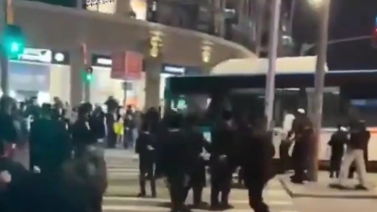 İsrail'de Ultra Ortodoks Yahudilerin protesto gösterisinde bir çocuk öldü