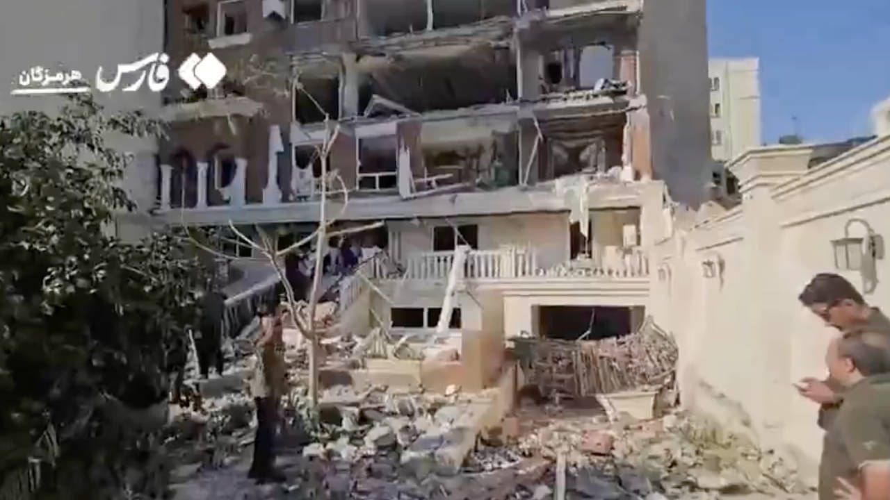 İran'ın liman kenti Bender Abbas patlamayla sarsıldı