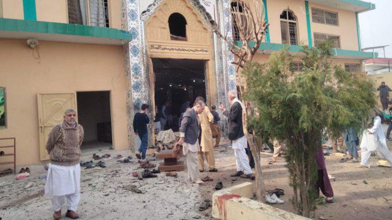Pakistan'da camiye bombalı saldırı: En az 31 ölü