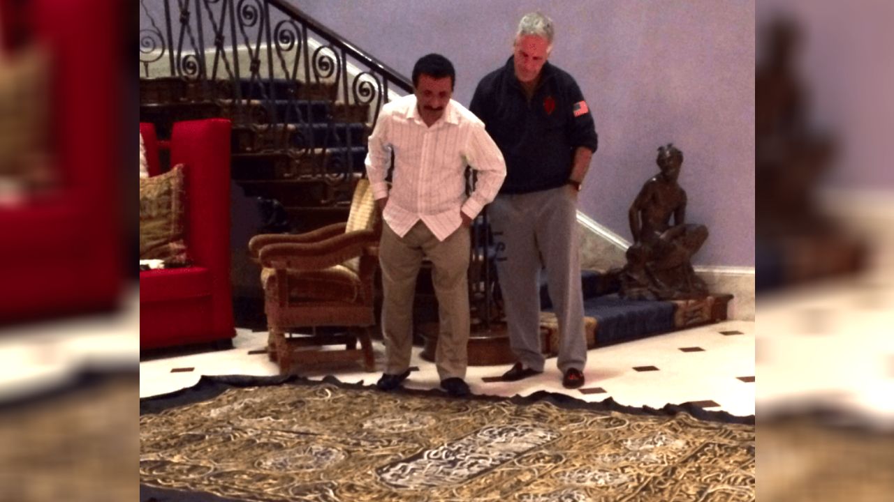 Epstein ve BAE'li işadamının Kabe örtüsü ile fotoğrafı ortaya çıktı