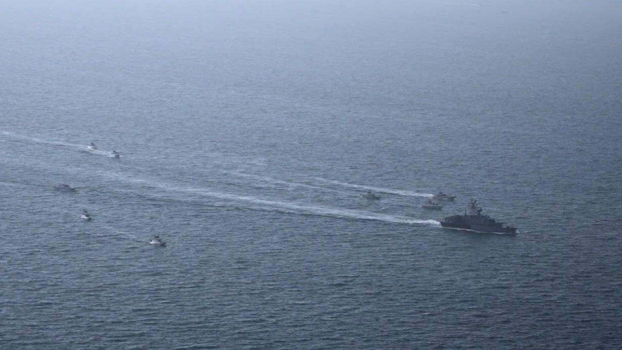 İran Devrim Muhafızları Hürmüz Boğazı'nda askeri tatbikat başlattı