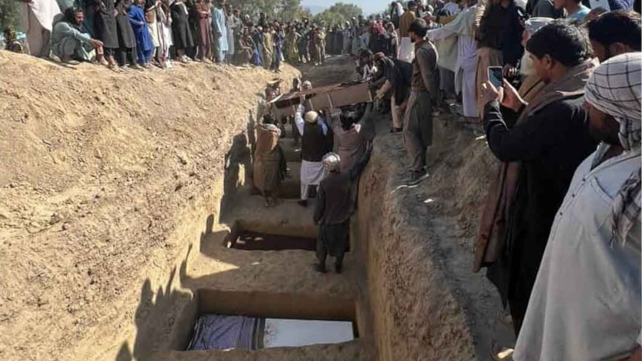 Pakistan'ın hava saldırılarında can veren 17 Afgan sivil için cenaze töreni düzenlendi