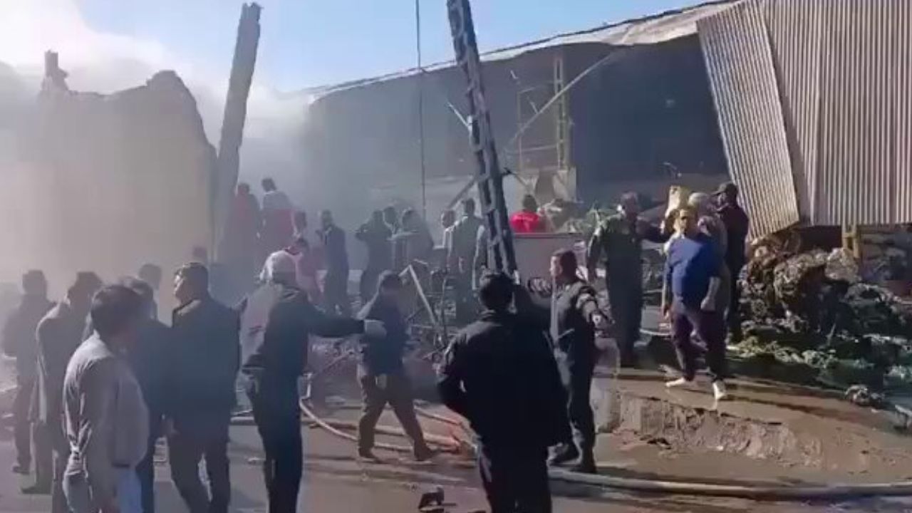 İran'da askeri helikopter pazar yerine düştü