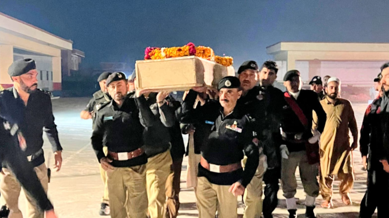 Pakistan'ın kuzeyinde son iki günde düzenlenen saldırılarda 15 polis öldü