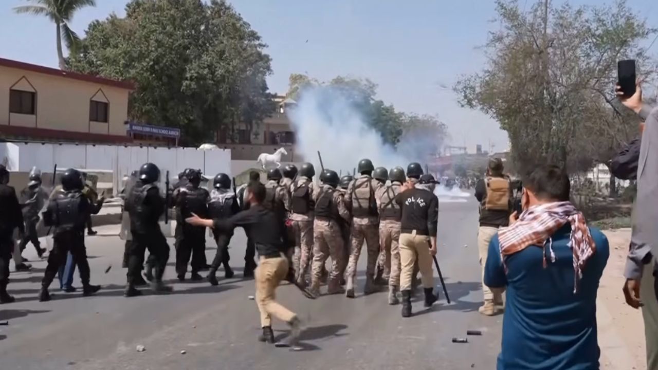 Pakistan'da İran'a destek gösterilerinde 17 kişi öldürüldü