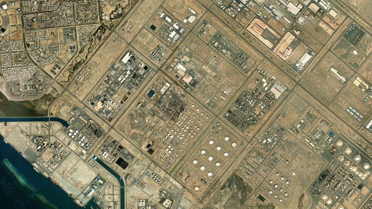 İran Suudi Arabistan'ın Kızıldeniz kıyısındaki rafinerisini vurdu