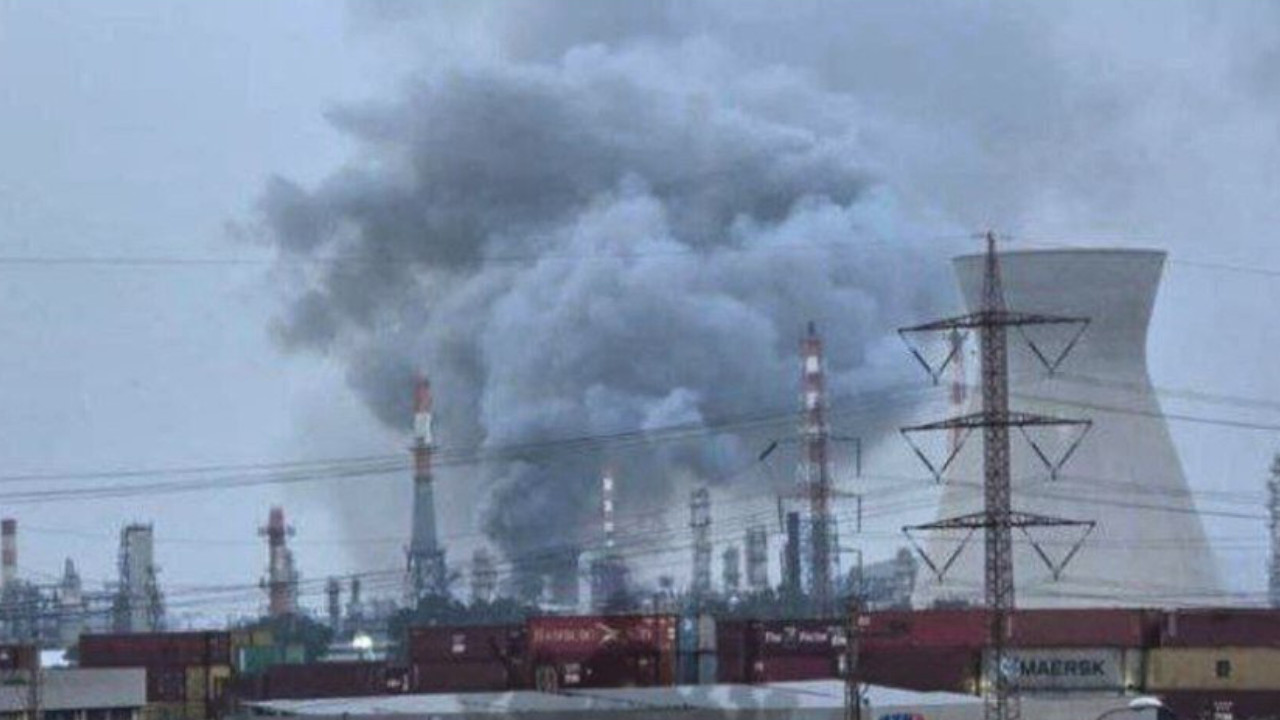 İran, İsrail'in Hayfa kentindeki petrol rafinerisini vurdu