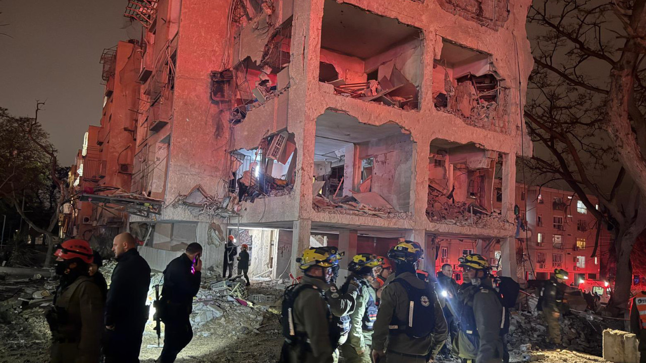 İran Trump'ın müzakere iddialarını reddederek İsrail'e yeni füze saldırıları düzenledi