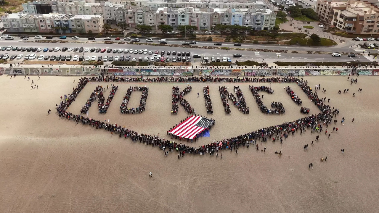 ABD ve Avrupa'da milyonlarca kişi Trump'a karşı sokağa döküldü: "Krala Hayır!"