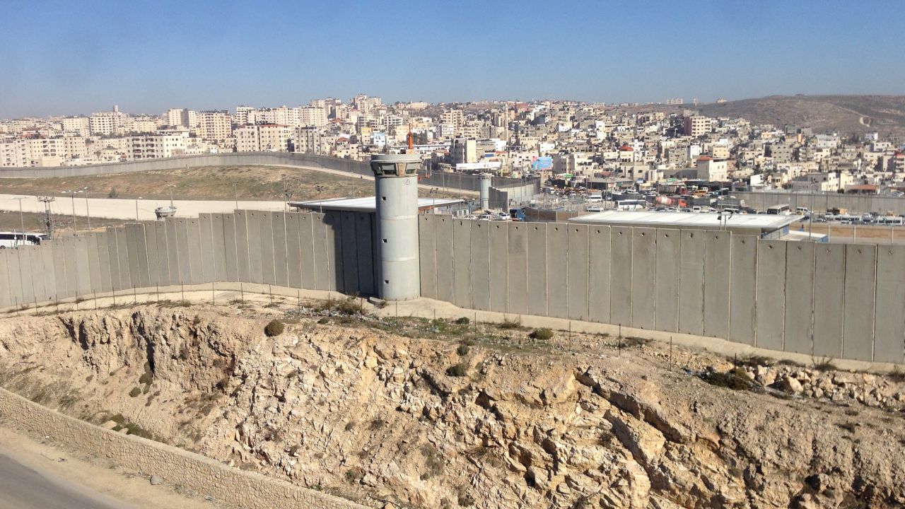 İsrail işgal altındaki Batı Şeria'yı bölecek yeni bir duvar inşa ediyor