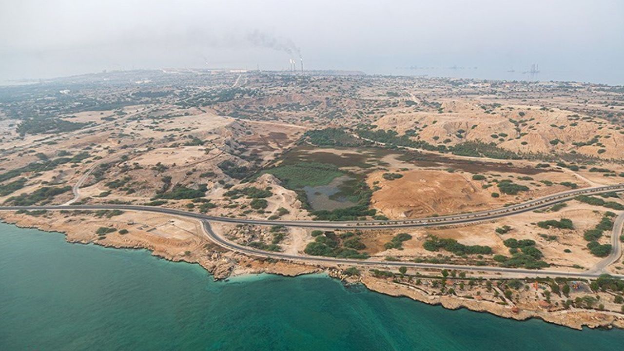 ABD İran'ın stratejik Hark Adası'na bombardıman düzenledi