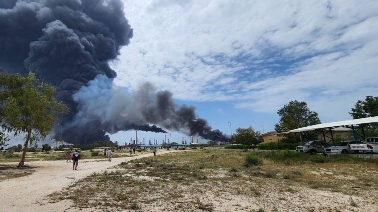 İran'daki bir petrol rafinerisi ateşkese rağmen saldırıya uğradı