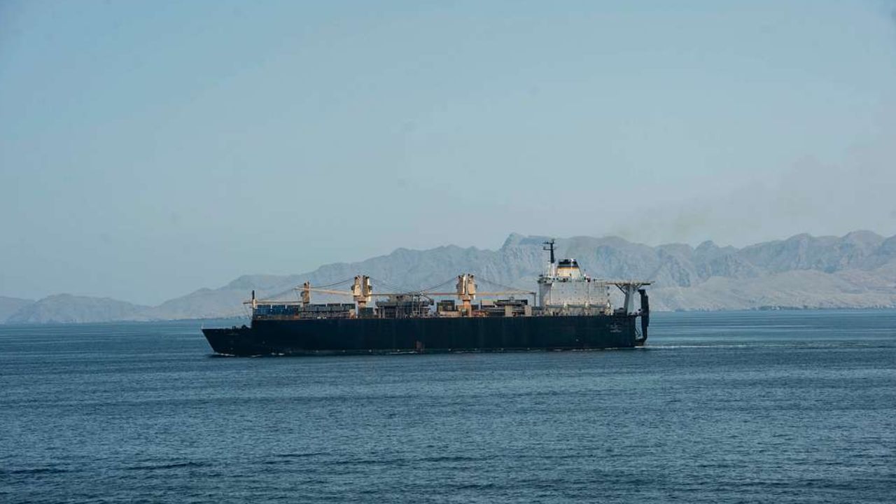Ateşkesin ardından Hürmüz Boğazı'ndan gemi geçişi başladı
