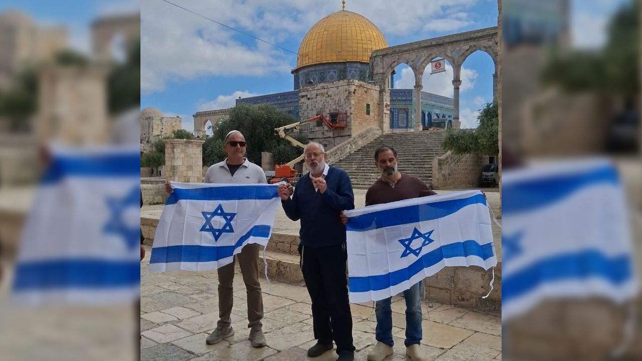 Yahudiler Mescid-i Aksa'da İsrail bayrakları açtı