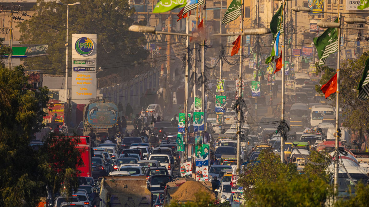 Pakistan’da yakıt fiyatlarındaki artış ekonomi ve siyaseti tehdit ediyor