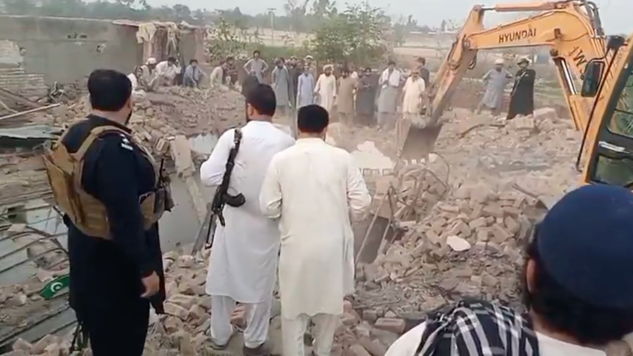 Pakistan'da polis karakoluna bombalı araç saldırısı: 15 ölü