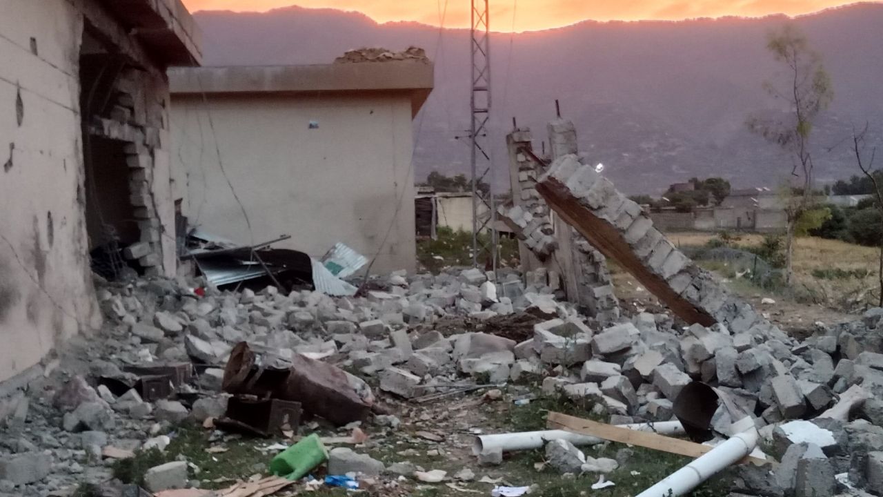 Pakistan'da askeri üsse bombalı araç saldırısı
