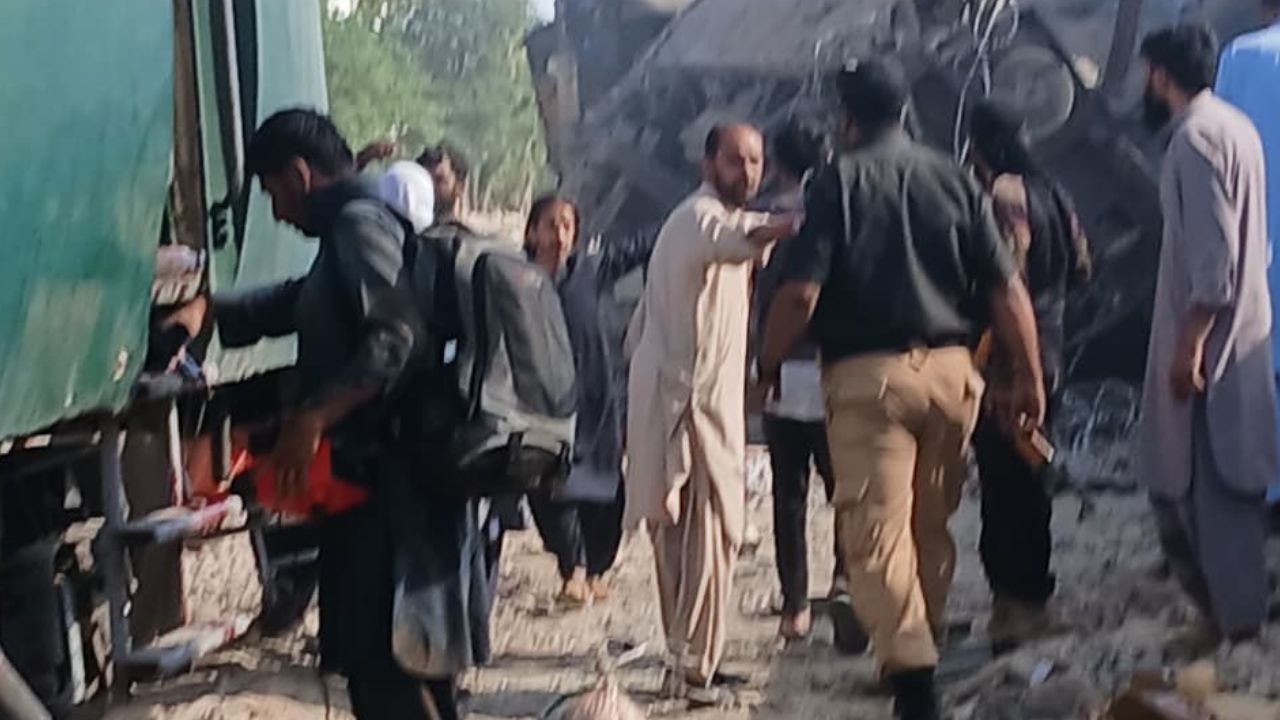 Pakistan'da trene bombalı saldırı: 24 ölü