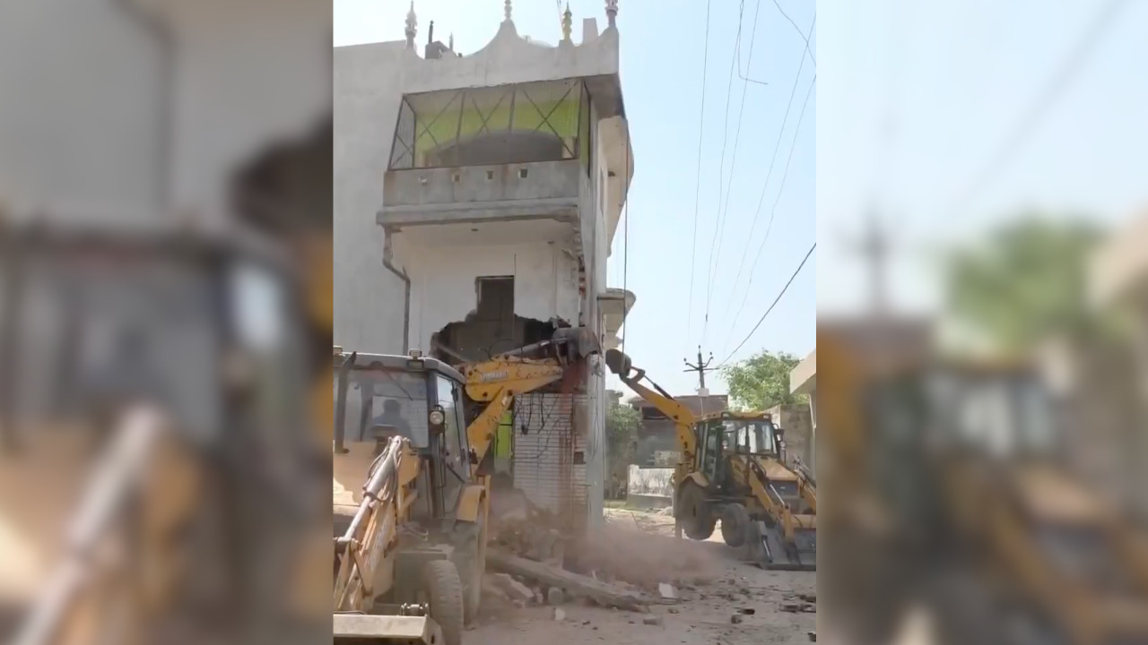 Hindistan'da bir cami daha yıkıldı