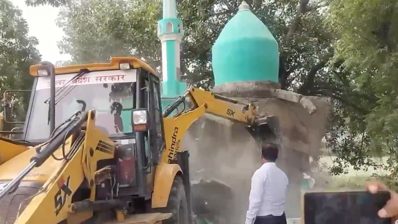 Hindistan yönetimi, cami ve türbe yıkımlarını sürdürüyor