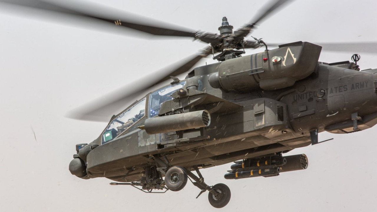 ABD'ye ait Apache helikopter Hürmüz Boğazı yakınla