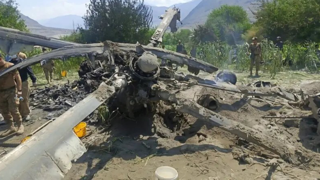Pakistan ordusuna ait bir helikopter Keşmir'de düştü