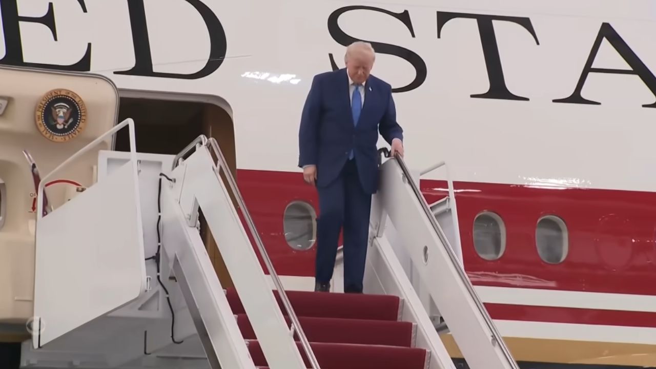 Trump, Katar'ın hediye ettiği 400 milyon dolarlık özel jetin açılışını yaptı