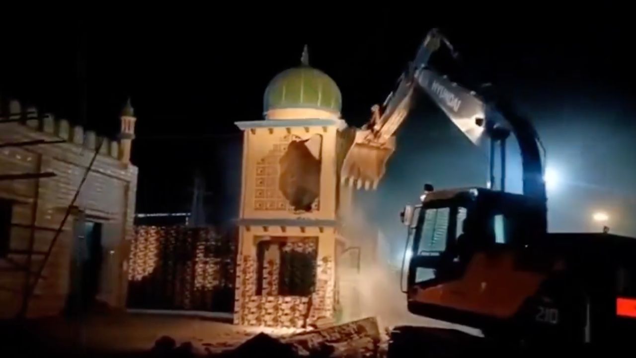Hindistan yönetimi Müslümanlara ait onlarca yapıyı yıktı