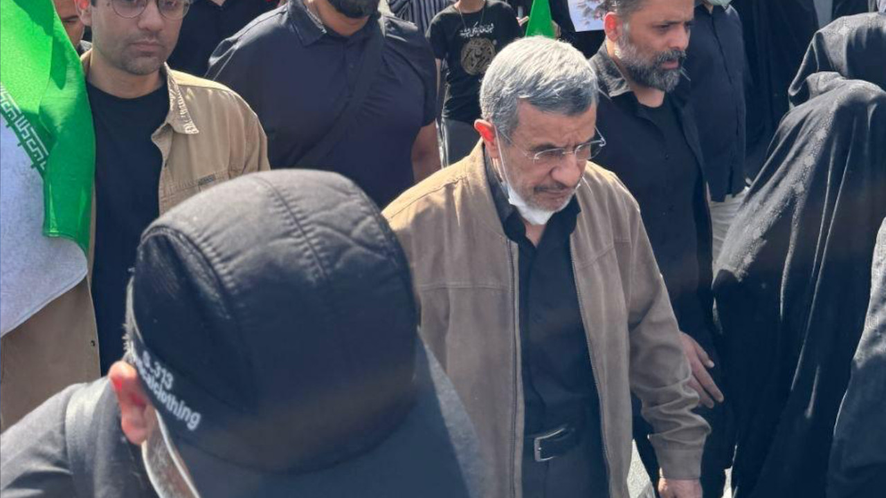 Mahmud Ahmedinejad, Hamaney'in cenazesinde ortaya çıktı