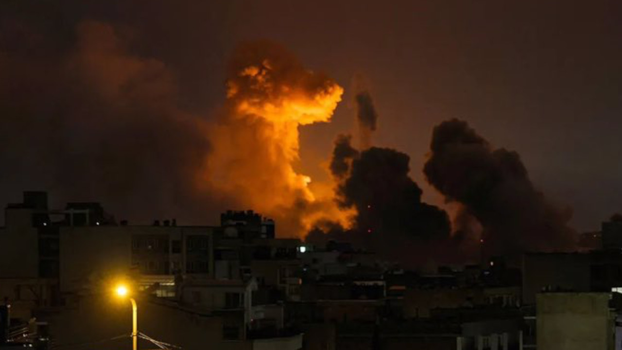 ABD İran'ı bombalıyor