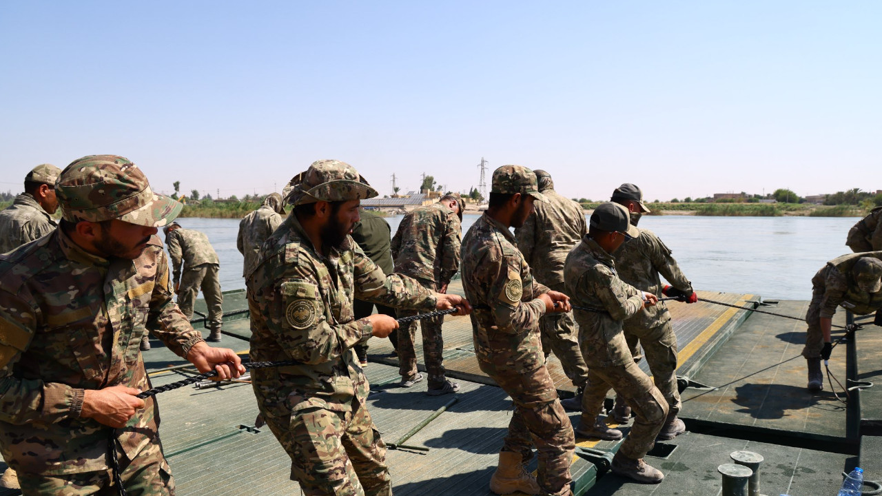 Suriye ve Türkiye orduları Fırat Nehri üzerine yüzer köprü inşa ediyor
