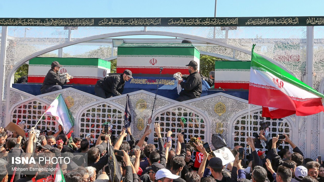 İran'ın eski lideri Ali Hamaney, ölümünden 132 gün sonra Meşhed'de defnedildi
