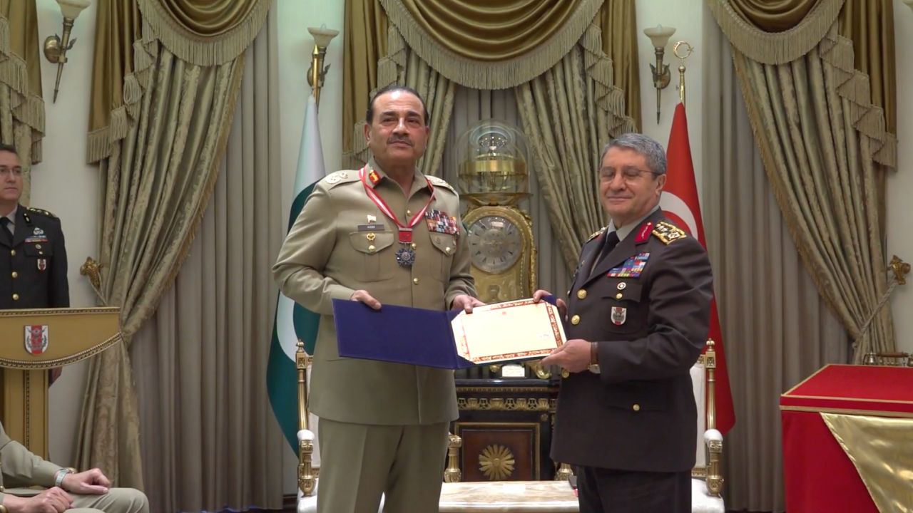 TSK, Pakistan lideri Asım Münir'e "üstün hizmet madalyası" verdi