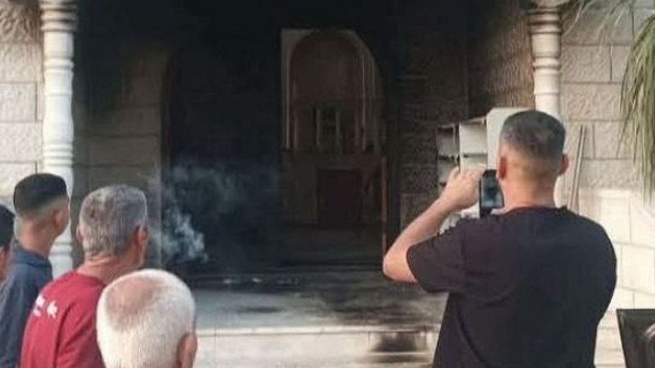 Yahudi işgalciler Batı Şeria'da iki camiyi ateşe verdi