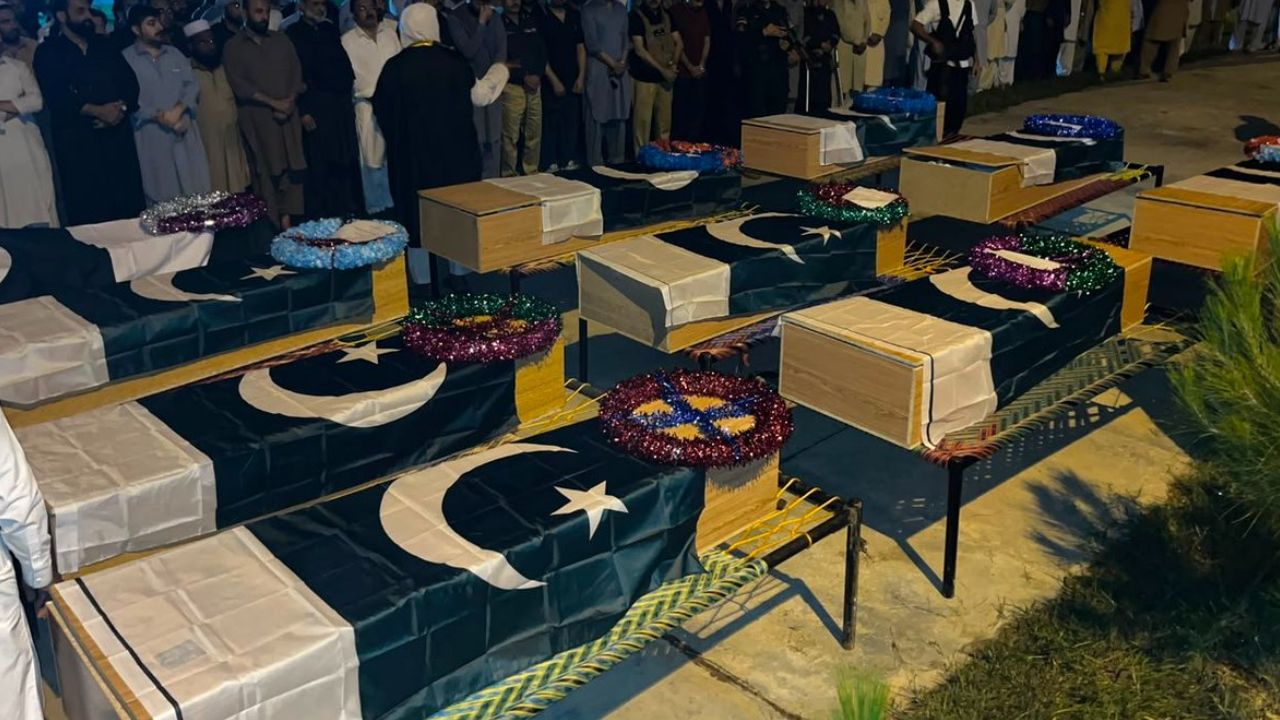 Pakistan'da polis karakoluna saldırı: 11 ölü