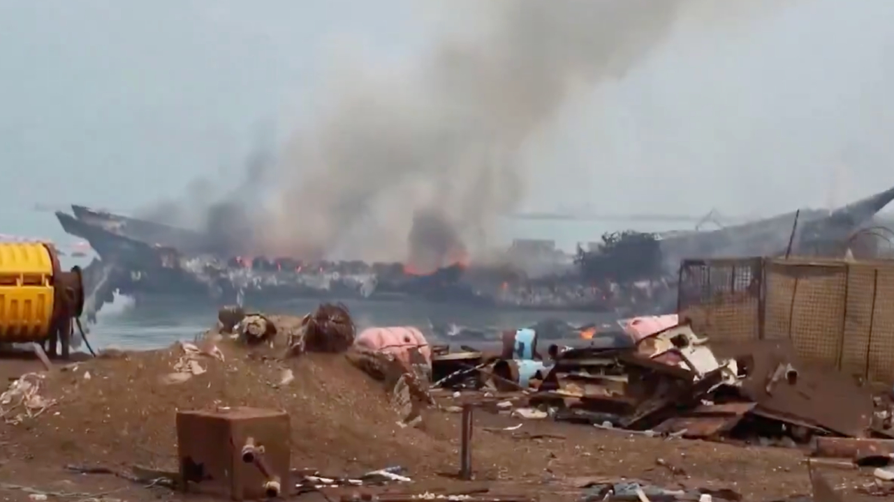 Yemen'de Husilerin vurduğu stratejik liman devre dışı kaldı